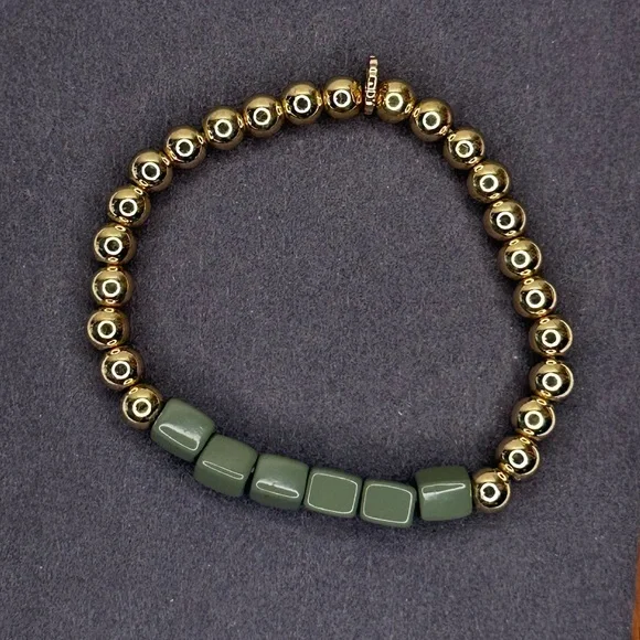Mariyn Schiff Gold & Sage Green Beaded Stretch Bracelet – Boho Minimalist - Picture 4 of 6